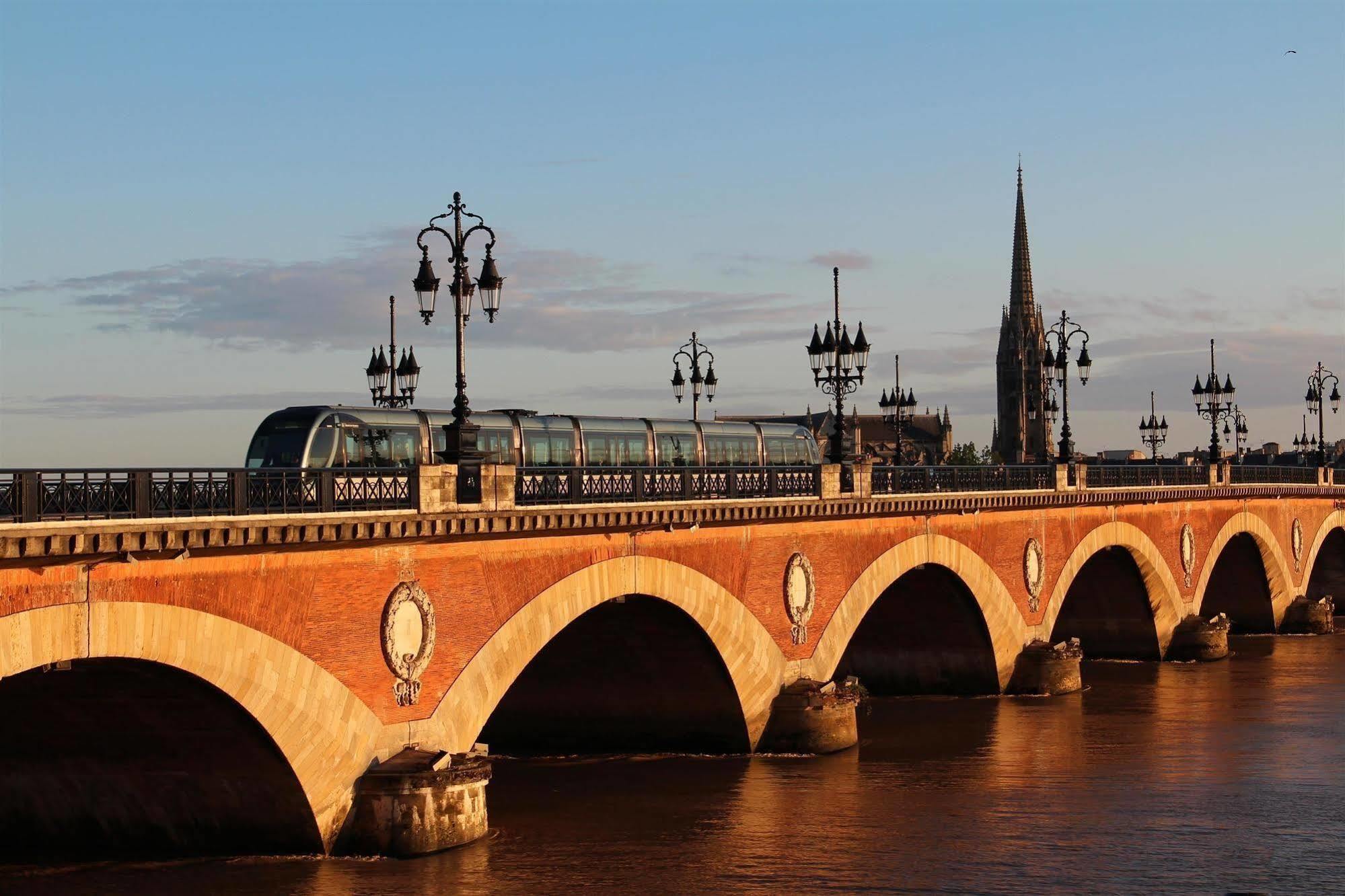 Campanile Bordeaux Nord - Le Lac Hotel Luaran gambar